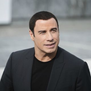 John Travolta promueve marca de relojes en Lima