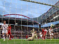 El balón cruza la línea de gol luego de que Postiga remata en el área. AP /