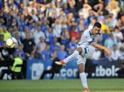 Haris Medunjanin lanza un disparo para anotar en favor de la Selección de Bosnia. AP /
