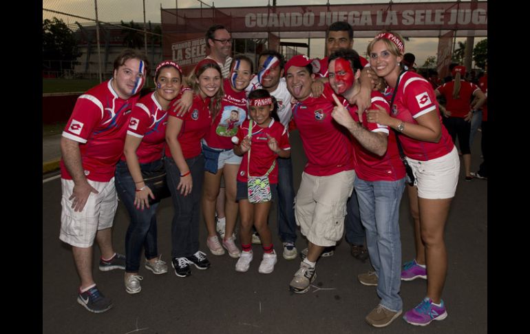 Los aficionados panameños llegan en gran número al estadio Rommel Fernández. MEXSPORT /