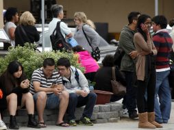 Estudiantes de Santa Mónica esperan a la policía tras el tiroteo. AP /