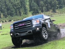 Todoterreno. Las capacidades de estas pickups fueron puestas a prueba, aquí la GMC Sierra dando una muestra.  /