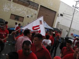 Anunciaron que comenzarían una huelga de hambre, pero tras una ligera lluvia hubo cierto sosiego en la turba iracunda.  /