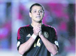 Javier ''Chicharito'' Hernández salió en el segundo tiempo con un problema muscular . AP /