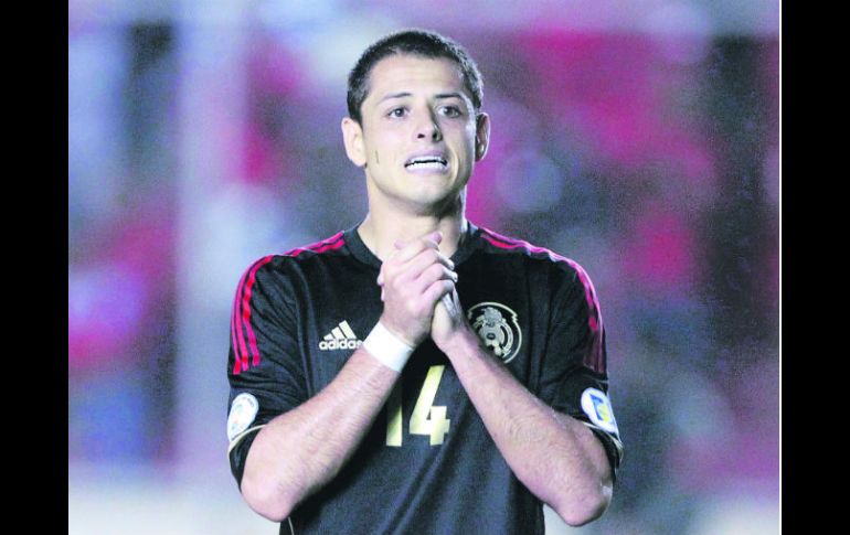 Javier ''Chicharito'' Hernández salió en el segundo tiempo con un problema muscular . AP /