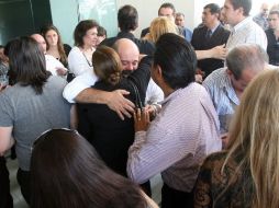 Varias personas se reúnen para ofrecer sus condolencias a la familia de Juan Ignacio Torres Landa. NTX /