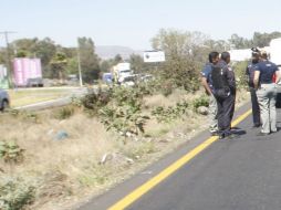 Sobre la carretera son localizados los cuerpos de personas del sexo masculino asesinados a balazos. ARCHIVO /