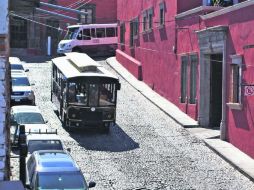 Transporte. Un paseo en tranvía para echar un vistazo en las calles e historia de San Miguel de Allende. ESPECIAL /