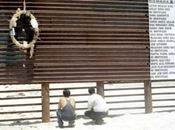 Los muros fronterizos obligan a los migrantes a cruzar por las zonas más inhóspitas. ARCHIVO /