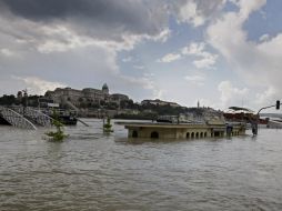 Varios inmuebles lucen inundados en Budapest. Se espera que el Danubio alcance su punto máximo el próximo 10 de junio. EFE /