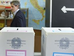 El alcalde saliente y candidato Gianni Alemanno tras emitir su sufragio. EFE /