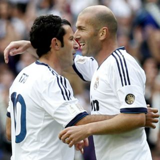 Zidane y Figo brillan en un encuentro benéfico