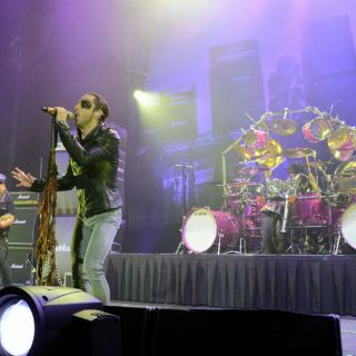 Complace a Javier ''El Chá!'' Ramírez alternar la música y el diseño gráfico