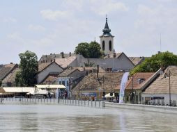 Al norte de la capital se evacuará hoy a los habitantes de unos cien inmuebles de la localidad Horány. EFE /