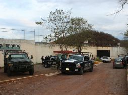 Elementos de la Policía Estatal mantienen un operativo de seguridad afuera del Cereso La Unión. EFE /