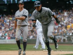 El guardabosques japonés Ichiro Suzuki (d), durante el partido contra los Marineros de Seattle. AFP /