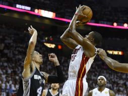 Mario Chalmers del Heat (C) y Danny Green de Spurs (L), durante el partido. EFE /