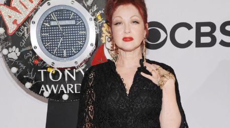 Cindy Lauper posa en la alfombra roja de los Premios Tony 2013. AFP /