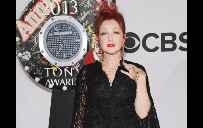 Cindy Lauper posa en la alfombra roja de los Premios Tony 2013. AFP /