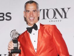 Jerry Mitchell, director de ''Kinky Boots'' muestra orgulloso su estatuilla. EFE /