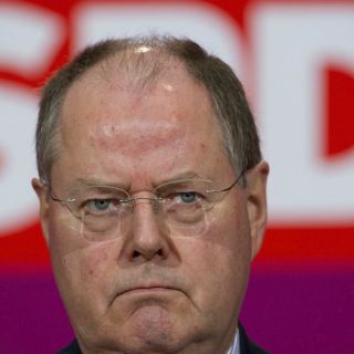 Contrincante de Merkel despide a su portavoz a tres meses de elecciones