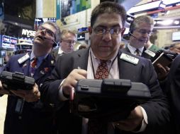 Wall Street avanza tras revisión de nota de EU. ARCHIVO /