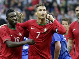 Cristiano Ronaldo celebra junto a sus compañeros la victoria obtenida por la selección de Portugal. EFE /