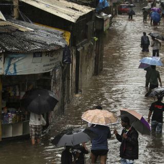 Derrumbe de viviendas en Bombay deja un muerto y desaparecidos