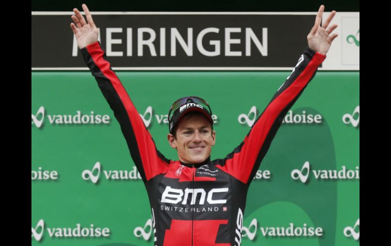 El ciclista Mathias Frank celebra en el podio su victoria durante la Vuelta a Suiza. AP /