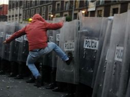 Jóvenes anarquistas se enfrentan a granaderos en el marco del aniversario de la masacre del 10 de junio de 1971. ARCHIVO /