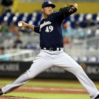 El mexicano Gallardo lanza joya en triunfo de Cerveceros