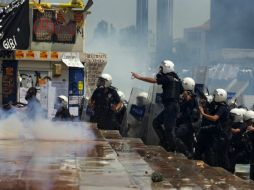 La policía controla la plaza Taksim de Estambul, tras entrar a la fuerza. EFE /