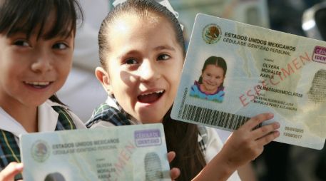 Alumnos de escuelas primarias y secundarias, reciben por parte del gobierno su Cédula de Identidad. ARCHIVO /