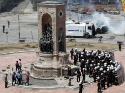 La plaza Taksim, envuelta en disturbios entre policía y manifestantes. EFE /