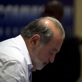 Alcalde de Bogotá amenaza con embargar a Slim