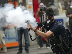 Policía turca usa gas lacrimógeno para desalojar miles de protestantes. EFE /