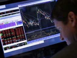 Wall Street amplía hoy sus pérdidas y el Dow Jones de Industriales, su principal indicador, descendió el 0.76 por ciento. AP /