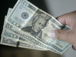 El dólar libre se vende en los bancos del país sin variación respecto a la máxima cotización previa. ARCHIVO /