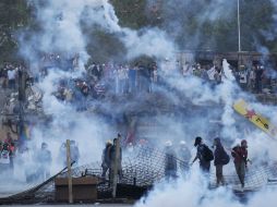 Se advierte a los jóvenes acampados que desalojen el recinto de lo contrario, correrán grave peligro. EFE /