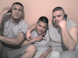 Jorge Pacheco actualiza su perfil con una fotografía al lado de dos reos con celular en mano. ESPECIAL /