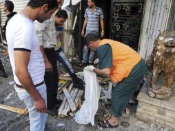 Personas levantan los escombros dejados por una explosión. EFE /