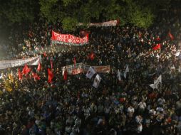 Empleados se concentran en la sede de la televisión pública, en el norte de Atenas. EFE /