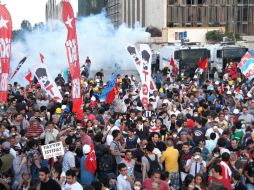 Hasta ahora, cuatro personas han muerto, y aproximadamente cinco mil han sido atendidas por lesiones. EFE /