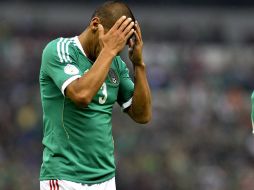 Carlos Salcido lamenta una vez más las fallas del equipo mexiocano. AFP /