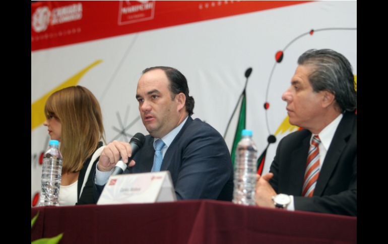 Francisco Beckmann (c), director de la Cámara Nacional de Comercio de Guadalajara (Canaco), en rueda de prensa sobre el evento.  /