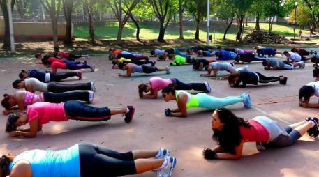 La base del programa es llevar al cuerpo al máximo con la motivación de un grupo guiado que lleva la clase de manera aeróbica. ESPECIAL /