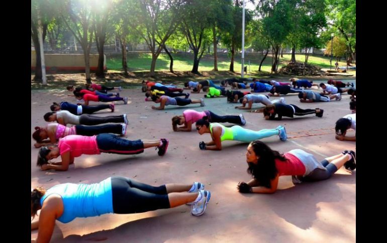 La base del programa es llevar al cuerpo al máximo con la motivación de un grupo guiado que lleva la clase de manera aeróbica. ESPECIAL /