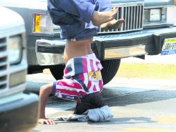 Según el marco legal mexicano, los adolescentes de 14 a 17 deben tener el permiso de sus tutores para poder trabajar. EL INFORMADOR /