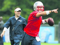 Tebow ejecuta un pase ante la mirada de Josh McDaniels, quien lo escogió en el Draft colegial de 2010 para jugar con Denver. AP /