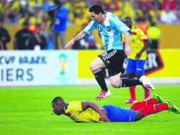 Por arriba.Lionel Messi ingresó hasta el minuto 60 y aunque revolucionó el ataque argentino,no pudo hacerse presente en el marcador. EFE /